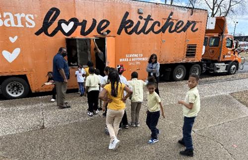  students at pizza truck